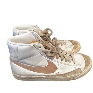 Nike Well Loved Woman’s Blazer Mid ‘77 High Top Size 9